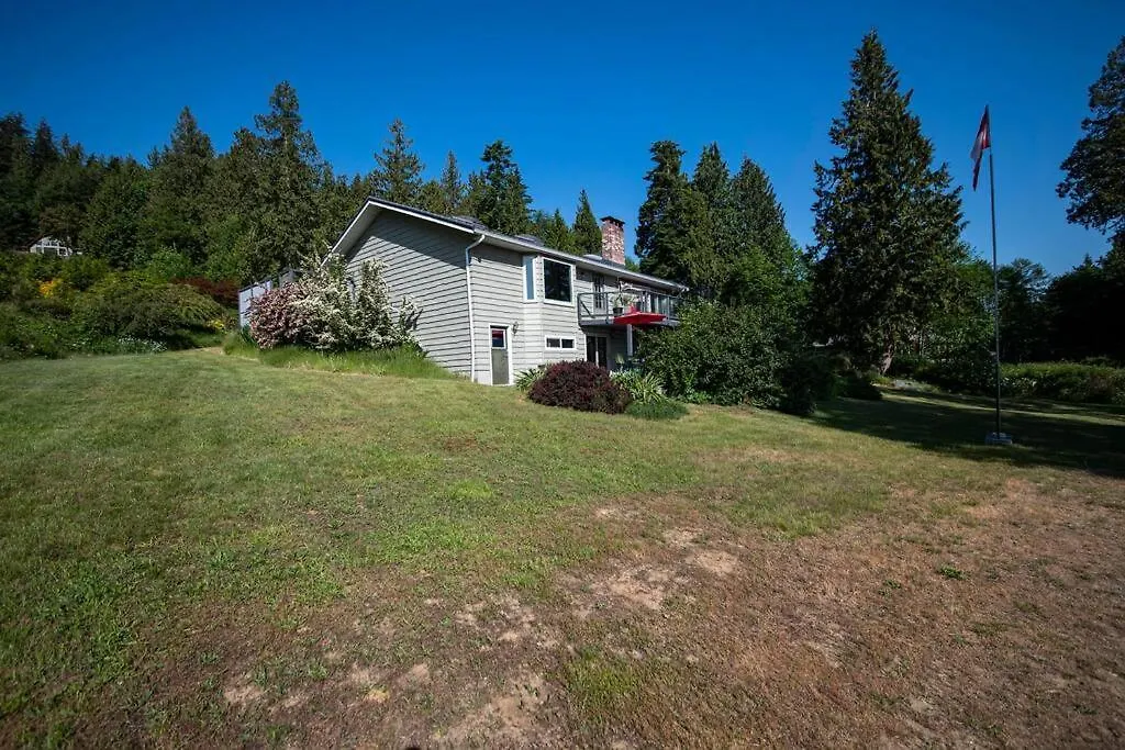 Family, Pet Friendly Sechelt Waterfront Home, Beach Access, Sleeps 14