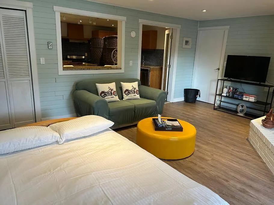 Family, Pet Friendly Sechelt Waterfront Home, Beach Access, Sleeps 14 Holiday home