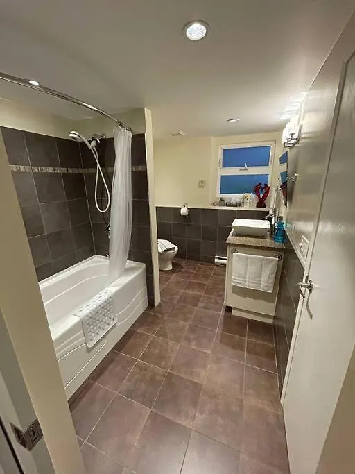 Family, Pet Friendly Sechelt Waterfront Home, Beach Access, Sleeps 14 0*,