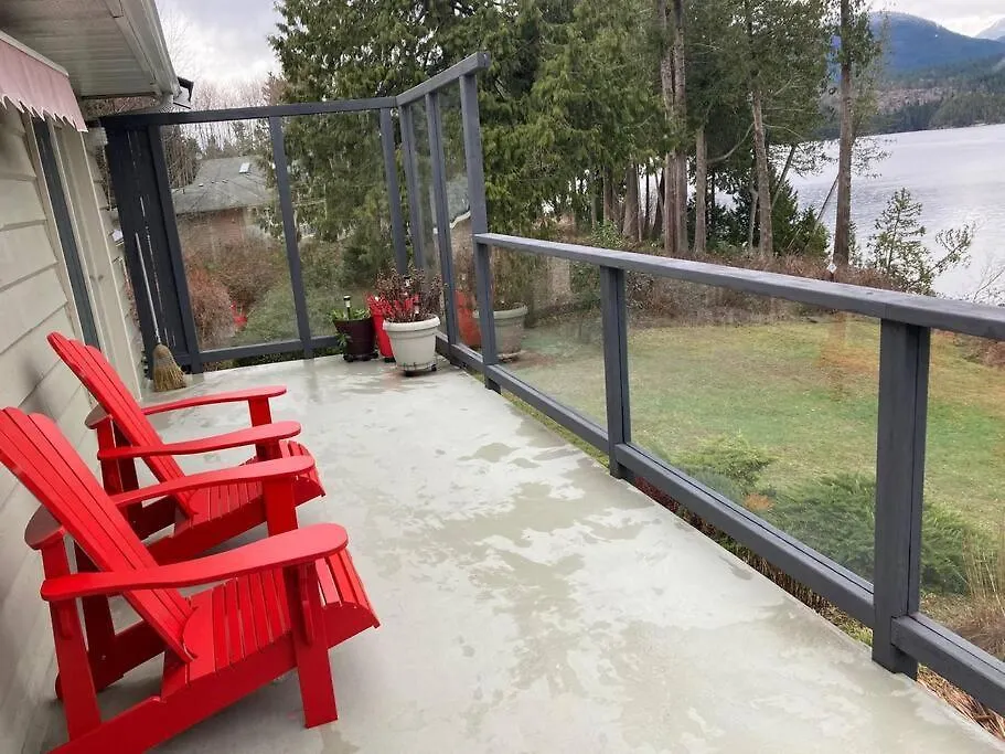 Family, Pet Friendly Sechelt Waterfront Home, Beach Access, Sleeps 14 Holiday home
